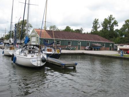 Jachtwerf Hospes naast de jachhaven in Sneek